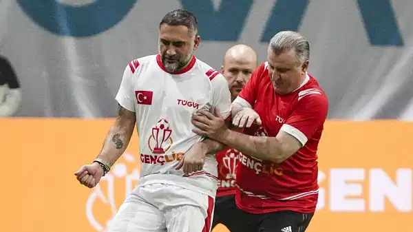 Eski futbolcuya havalimanında gözaltı!