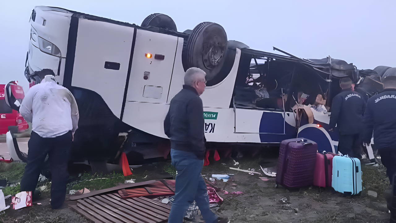 Adana'da bayram sabahı korkunç kaza... Yolcu otobüsü devrildi: Ölü ve yaralılar var!