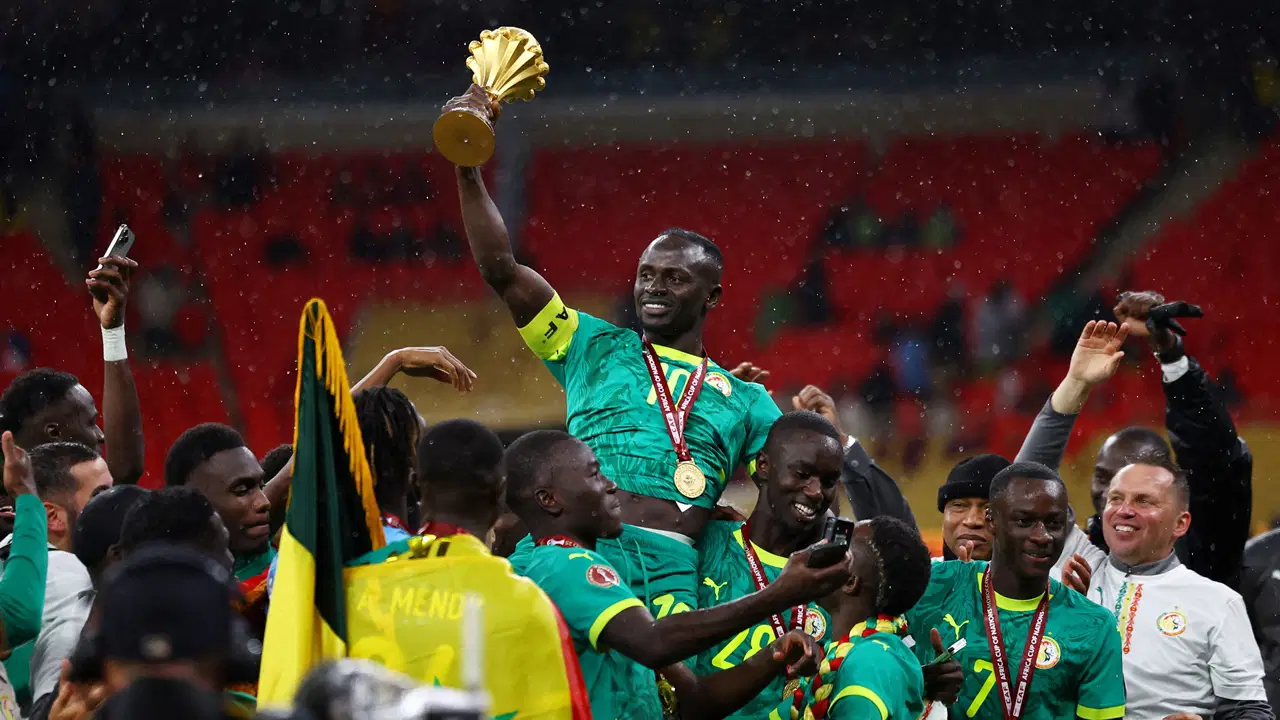 Önce sahadan çekildi sonra kupayı aldı...