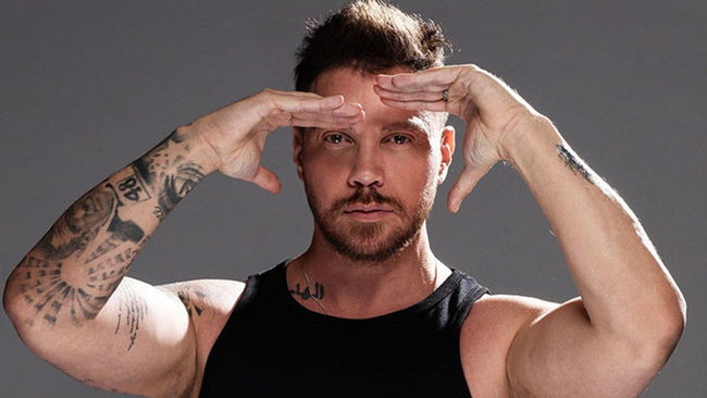 Milil marş yazacağını duyuran Sinan Akçıl siyasete soyundu