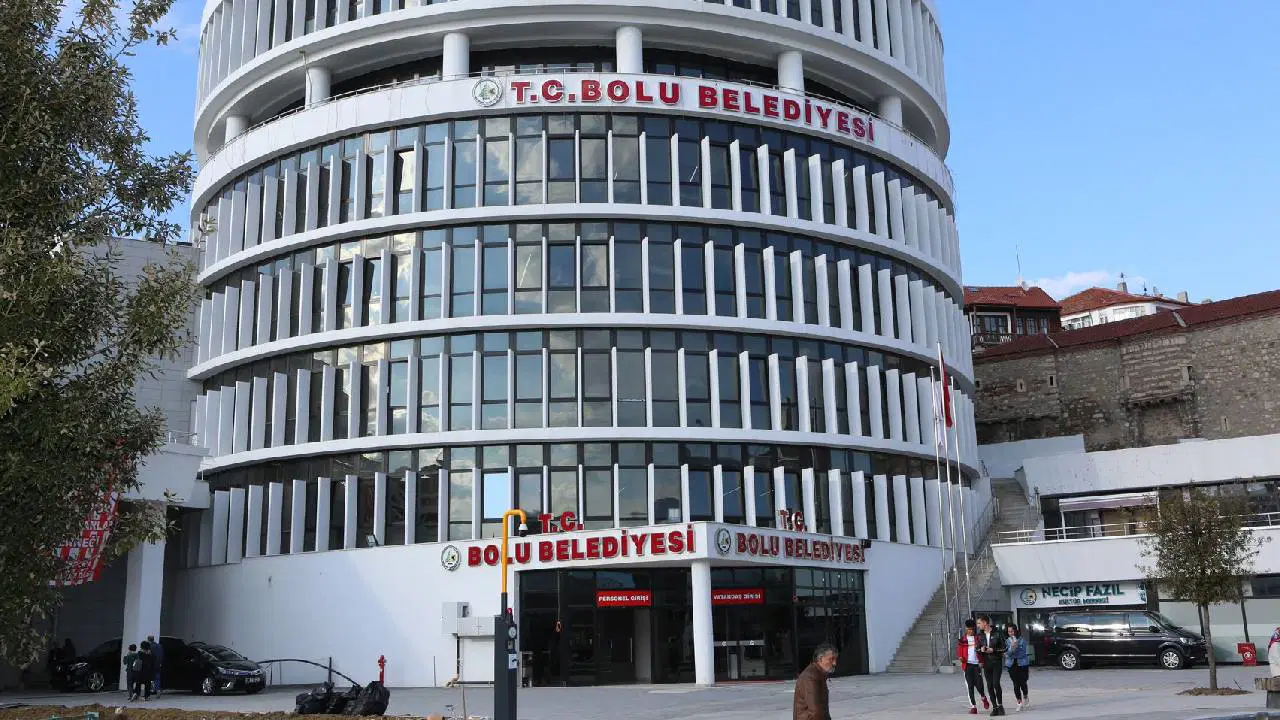 Jandarma binada arama yapıyor, 3 kişi gözaltına alındı