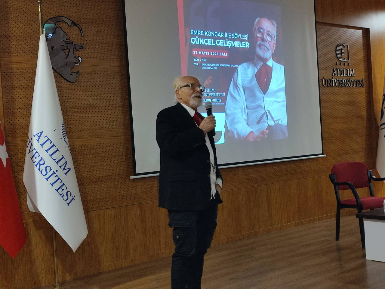 Prof. Dr. Emre Kongar üniversite öğrencileriyle bir araya geldi