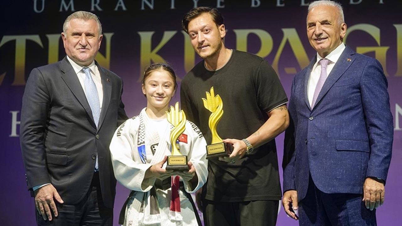 AKP'li Mesut Özil'e 'Yılın Spor İnsanı' ödülü