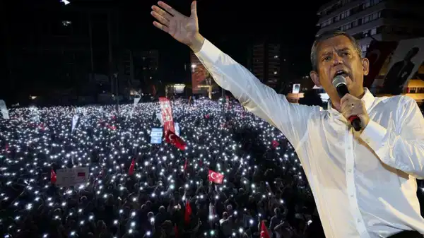 Adana’da 'Zeydan Karalar’a özgürlük' mitingine onbinler akın etti... Özel, Erdoğan'a seslendi: 'Seni yüzde 29 ile orada oturtmam'