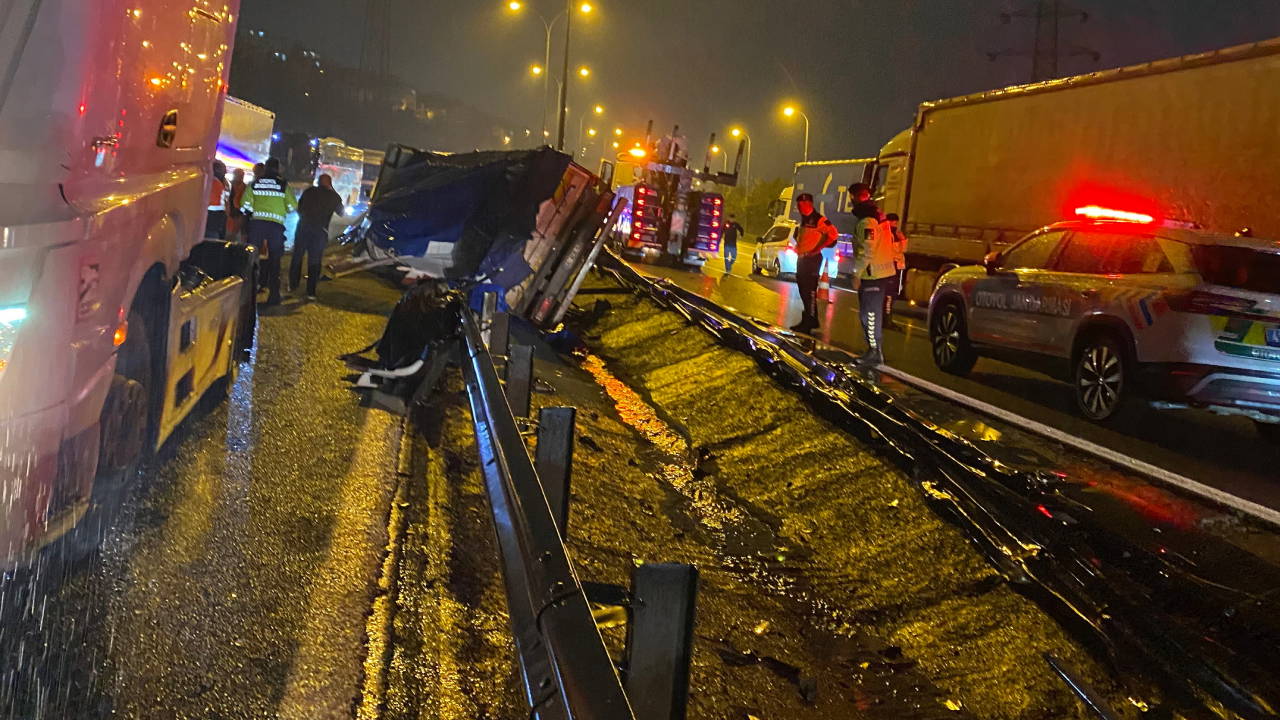 TEM’de tır devrildi, kasadaki granül yola saçıldı: 1 yaralı