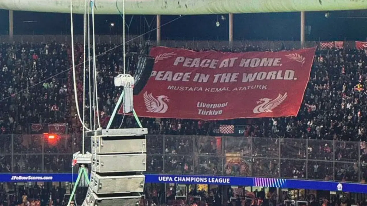İngiliz taraftarlardan Mustafa Kemal Atatürk pankartı! TRT'den büyük ayıp...