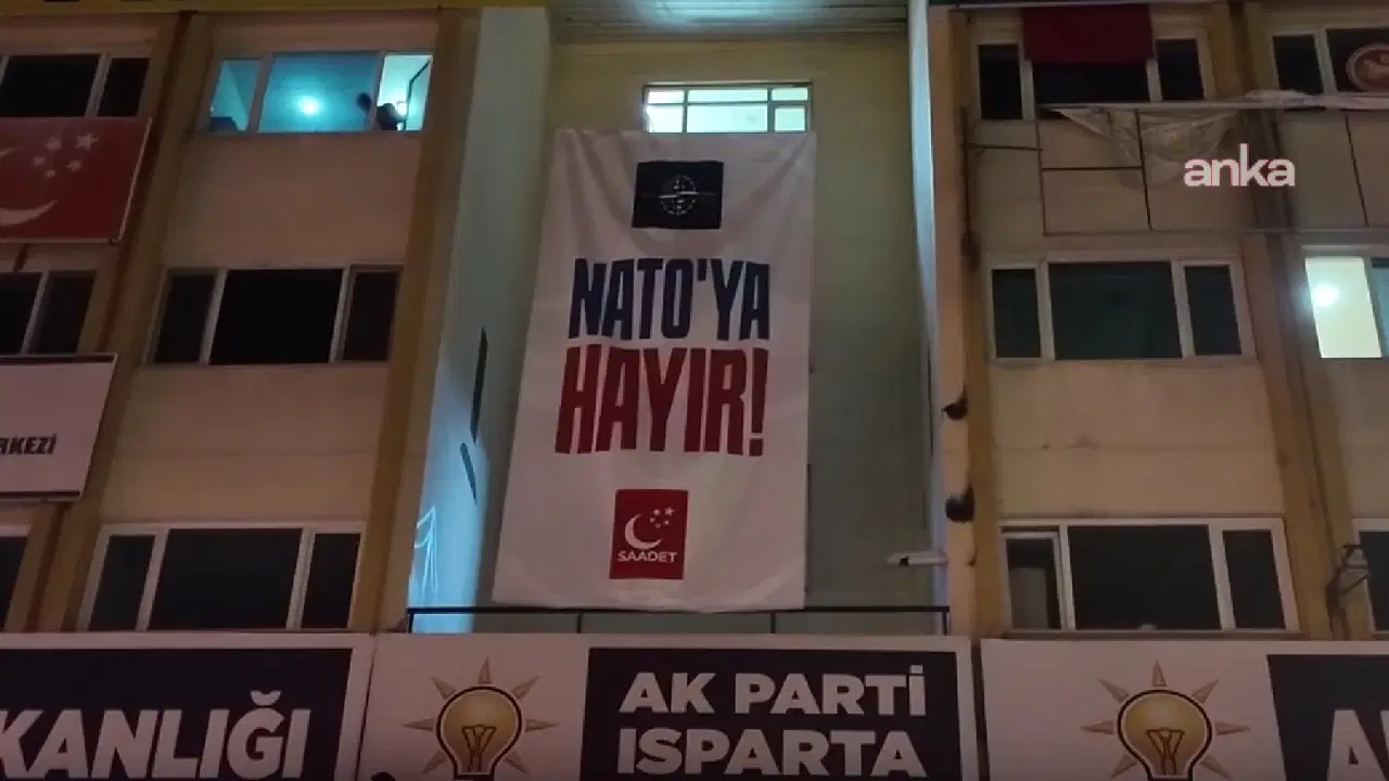 Isparta'da Saadet Partililerce asılan