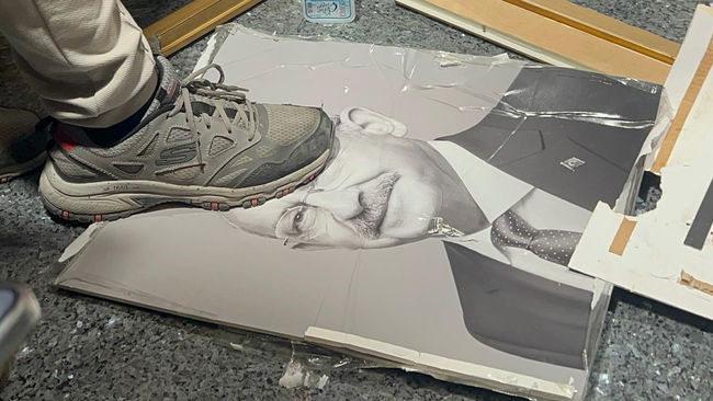 Kılıçdaroğlu'nun fotoğrafı ayaklar altına alındı
