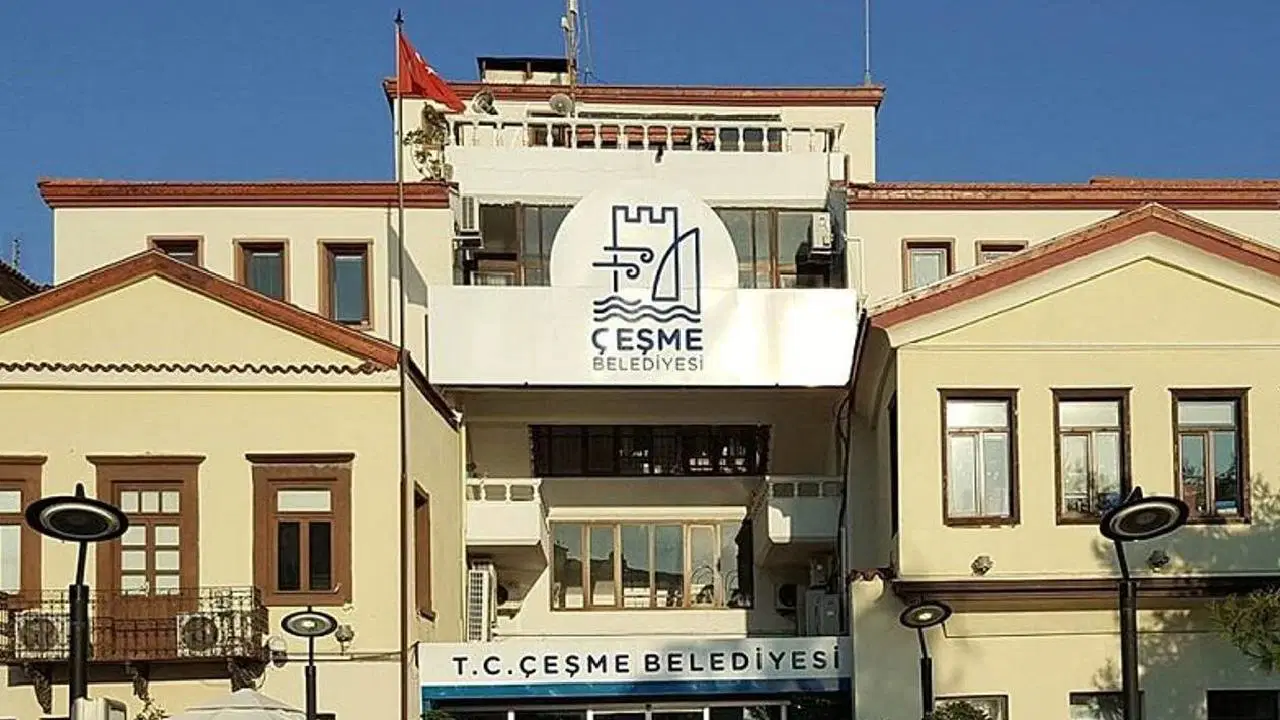 Son dakika... Çeşme Belediyesi’ne operasyon: Başkan Yardımcısı da gözaltına alındı
