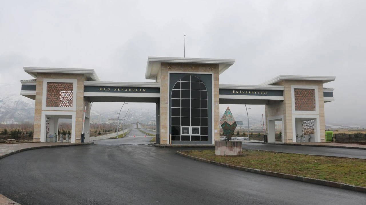 Muş Alparslan Üniversitesi'nde engelli yurttaşlardan 'çalışmayan asansör' tepkisi