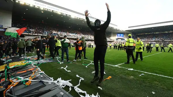 İskoçya'da olaylı derbi! Rangers-Celtic maçının sonunda saha karıştı