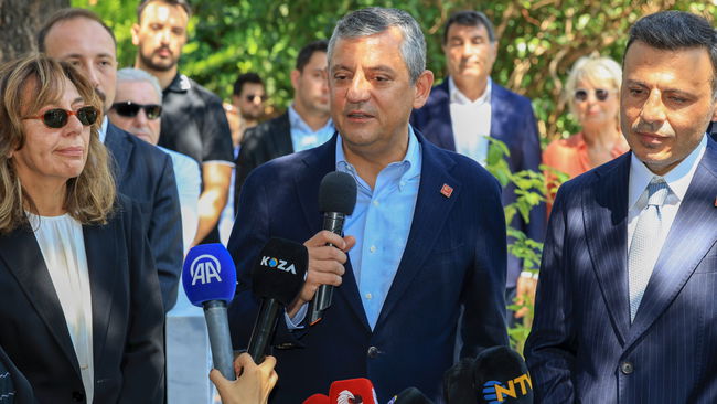 Özgür Özel, Altan Öymen'i mezarı başında andı: 'Bugünleri görse üzülürdü'
