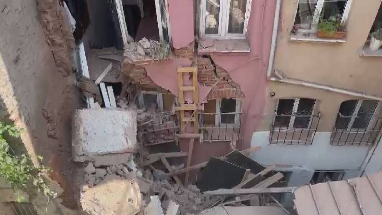 İstanbul'da üç katlı binanın balkonu çöktü!