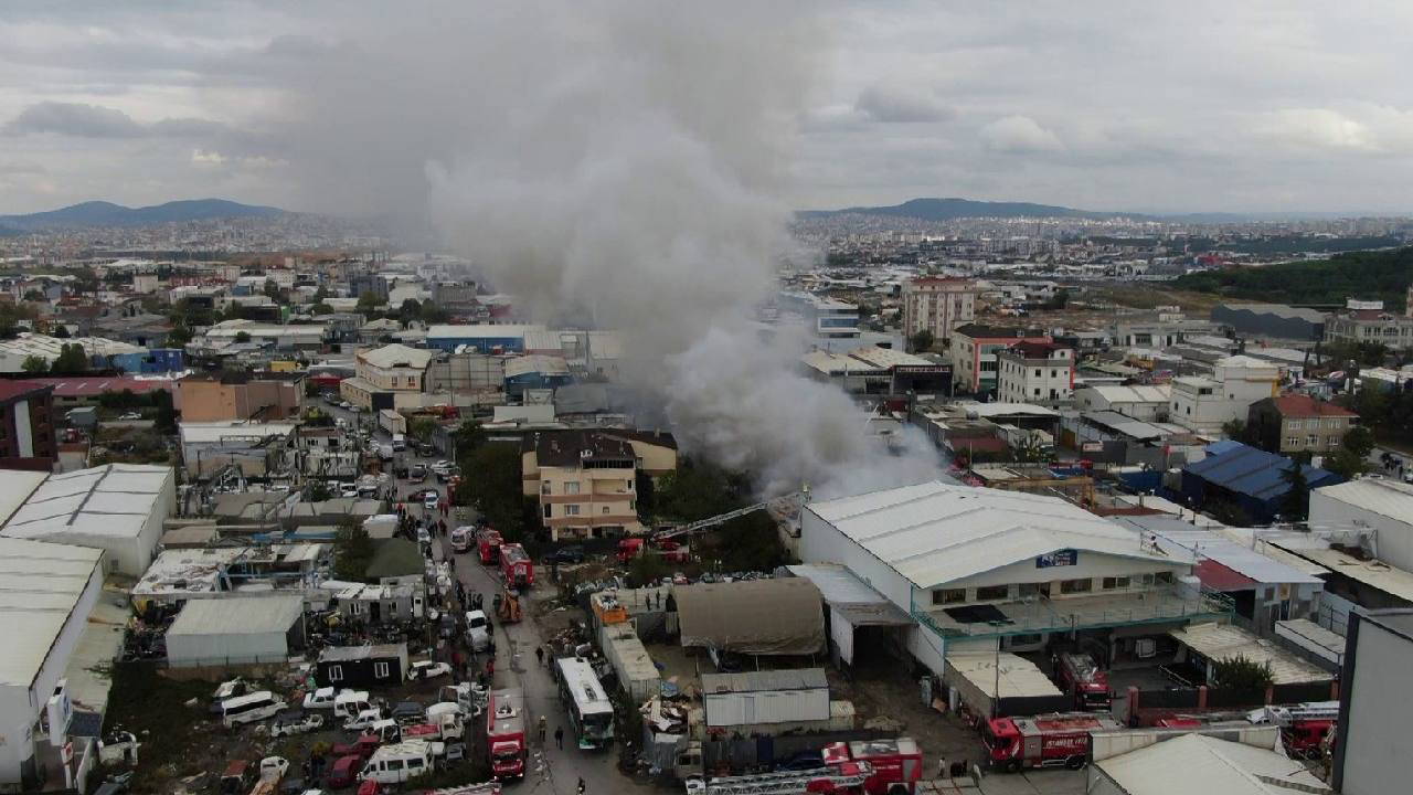 İstanbul'da fabrika yangını: 4 işçi dumandan etkilendi!