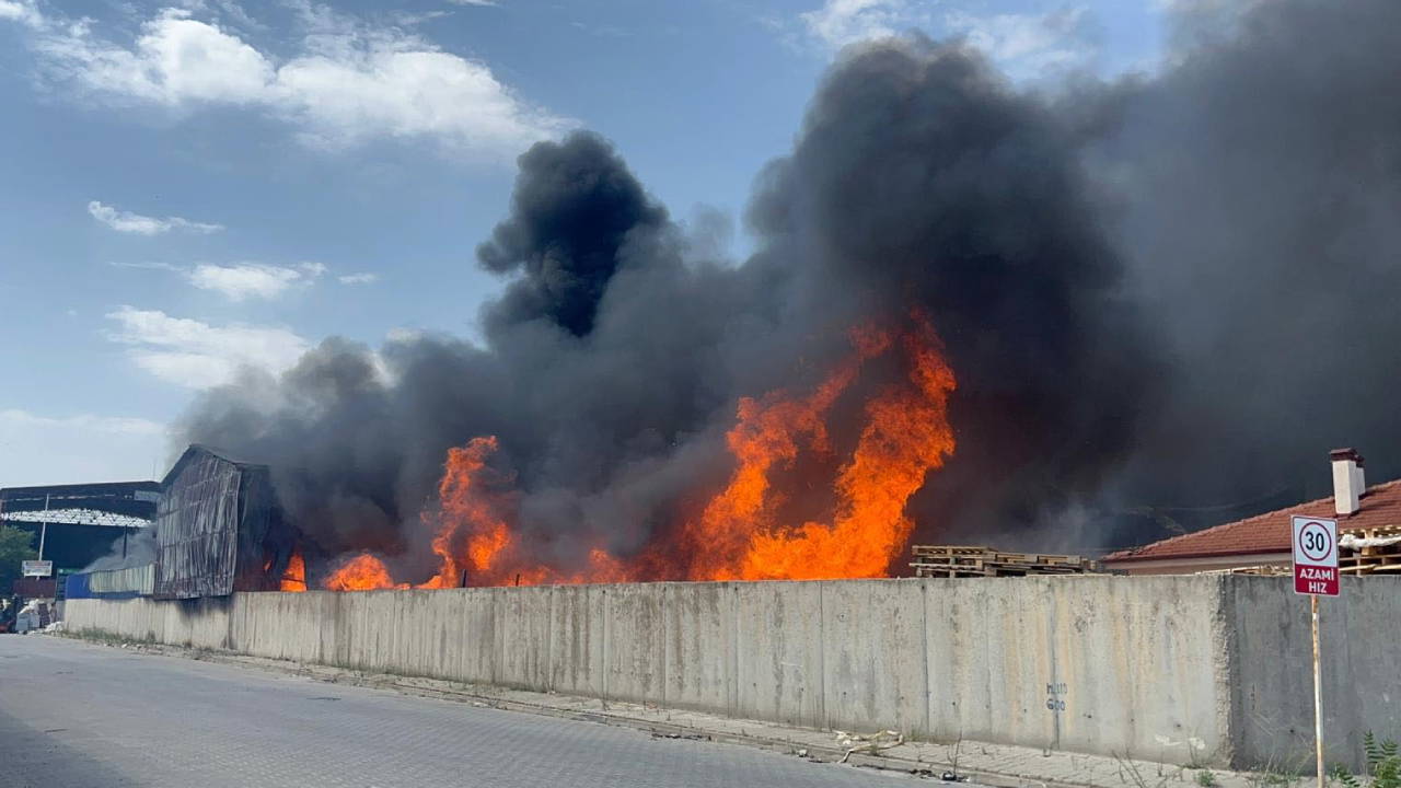 Eskişehir'de yangın: 2 fabrikaya daha sıçradı