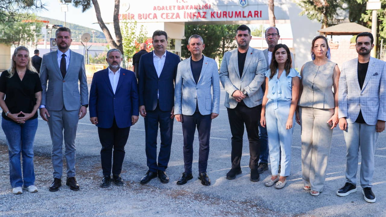 Özgür Özel'den Tunç Soyer'e ziyaret: Mağduriyet dolandırıcılık gibi ifade ediliyor