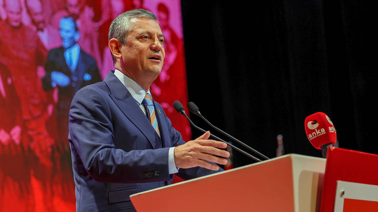 CHP Parti Programı Çalıştayı... Özgür Özel'den dikkat çeken mesaj: 'Kongre mahkemelik, il başkanımız mahkemelik, binada kedimiz vardı, o da olmuş veterinerlik...'