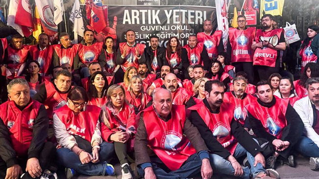 Eğitimciler bakanlık önünde oturma eyleminde: 