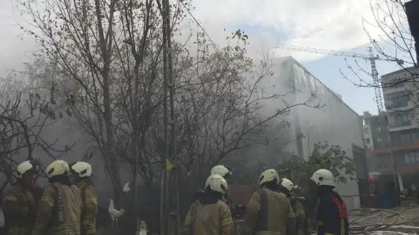 Esenyurt'ta depo yangın: Dumanlar metrelerce yükseldi