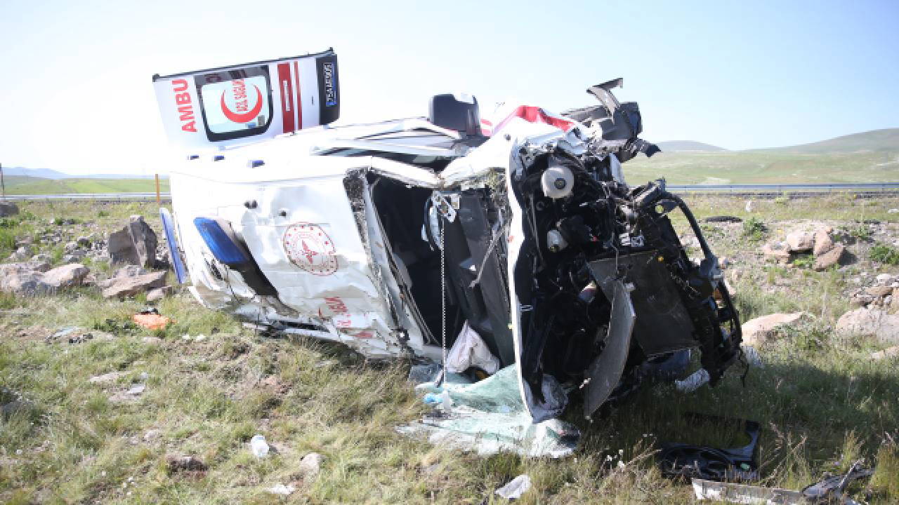 Ambulans şarampole devrildi: Yaralılar var!