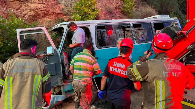 İzmir’de tarım işçilerini taşıyan minibüs kaza yaptı: 