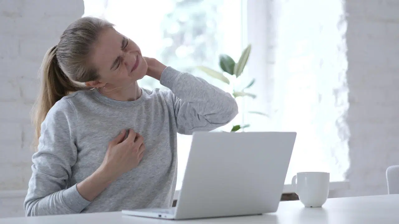 Boyun çıtlatma alışkanlığı olanlar dikkat: Felç riskine yol açabilir!