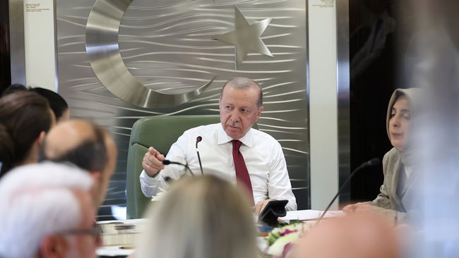 AKP'li Cumhurbaşkanı uçakta 'soru'ları yanıtladı