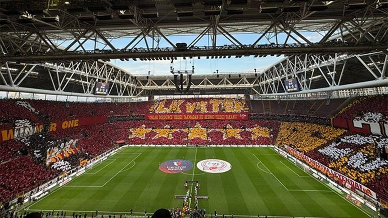 Galatasaray'dan dev koreografi: Mourinho ve Fenerbahçe'ye gönderme