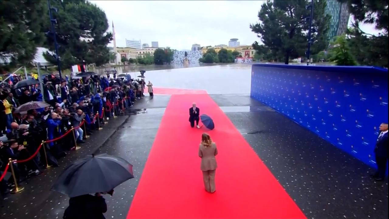 Arnavutluk Başbakanı Edi Rama İtalya Başbakanı'nı dizleri üzerinde karşıladı