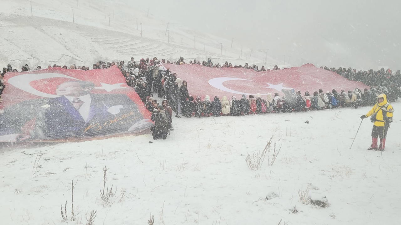 Erzurum'da öğrencilerden tipide 'Cumhuriyet' tırmanışı 