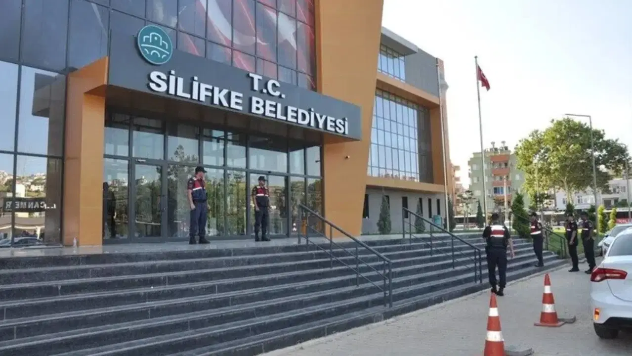 Son dakika... Silifke Belediyesi'ne ikinci dalga operasyon: Başkan yardımcıları da gözaltında!