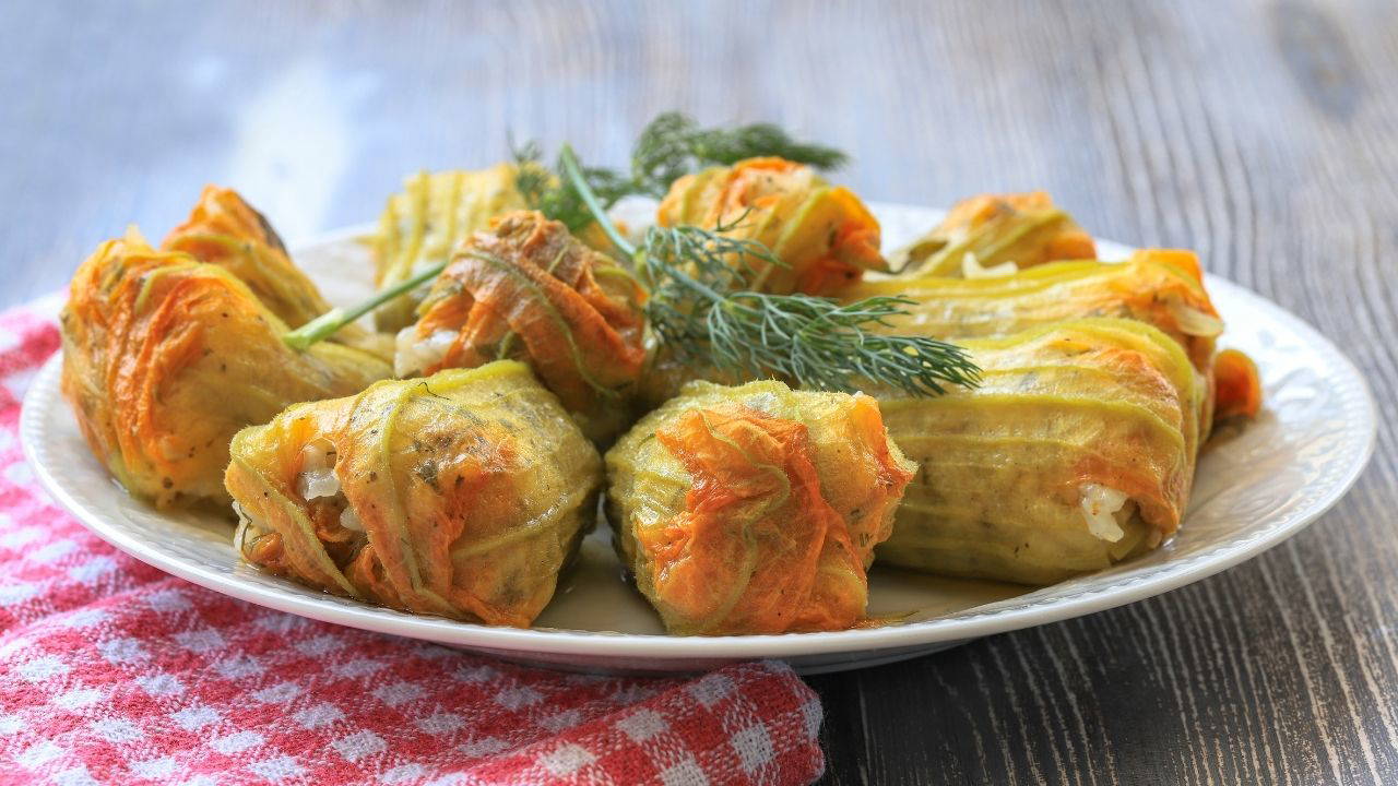 Ege mutfağının zarif lezzeti: Zeytinyağlı kabak çiçeği dolması