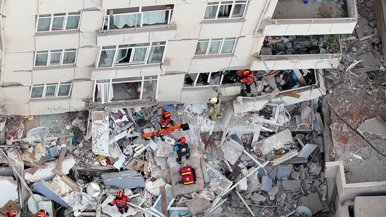 Son dakika... Maltepe'de çöken binada yangın çıktı!