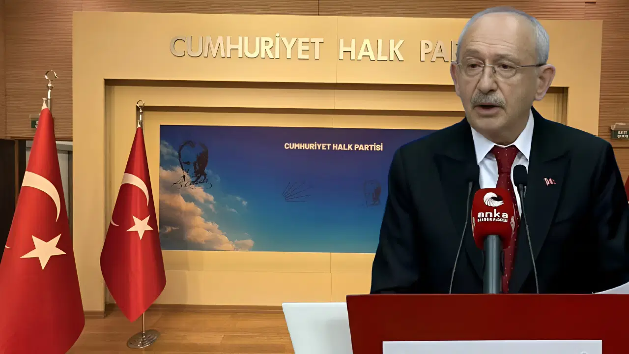 Kılıçdaroğlu'nun açıklama yaptığı salondaki 'Türkiye'nin birinci partisi' yazısı kaldırıldı!