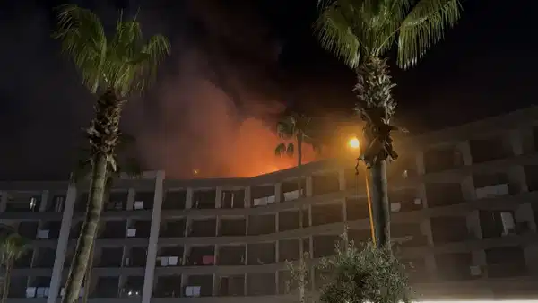 Alanya’da otel çatısında yangın paniği