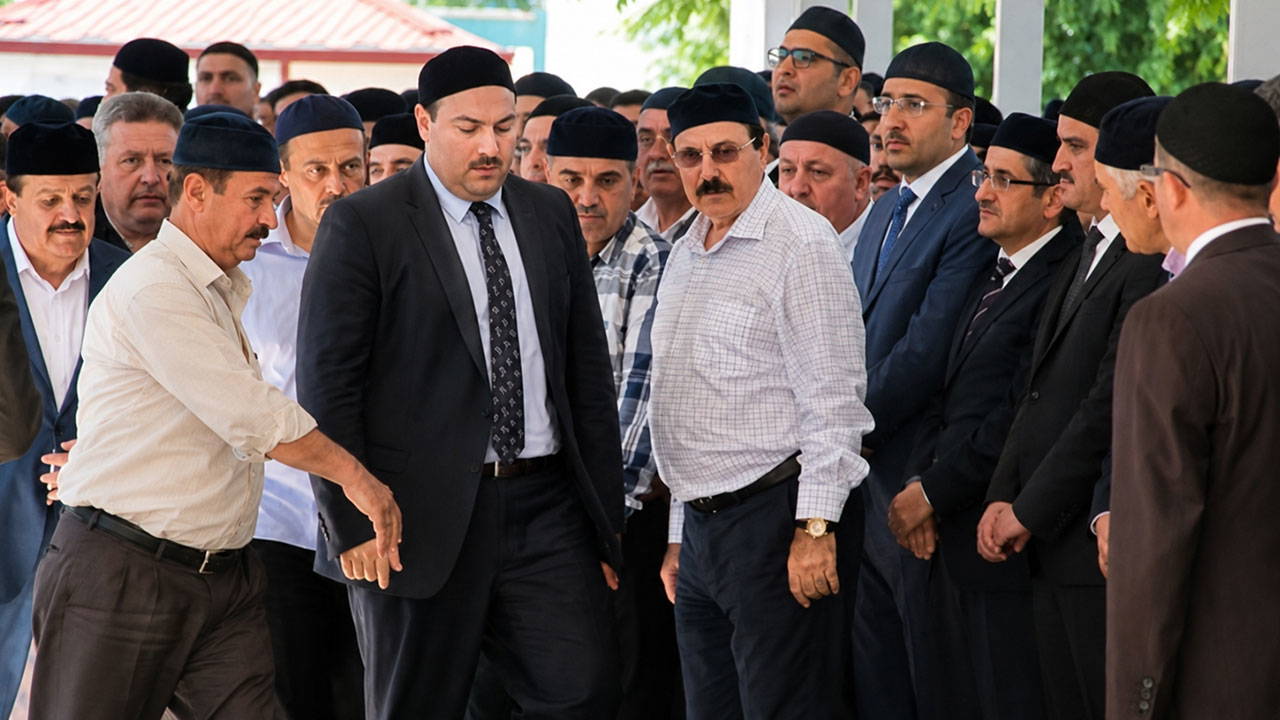 Devlet kapısını açtı, cemaatler içeri girdi