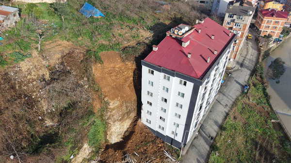 Trabzon'da heyelan... Evlerin camları kırıldı, odalar kaya ve toprakla doldu!