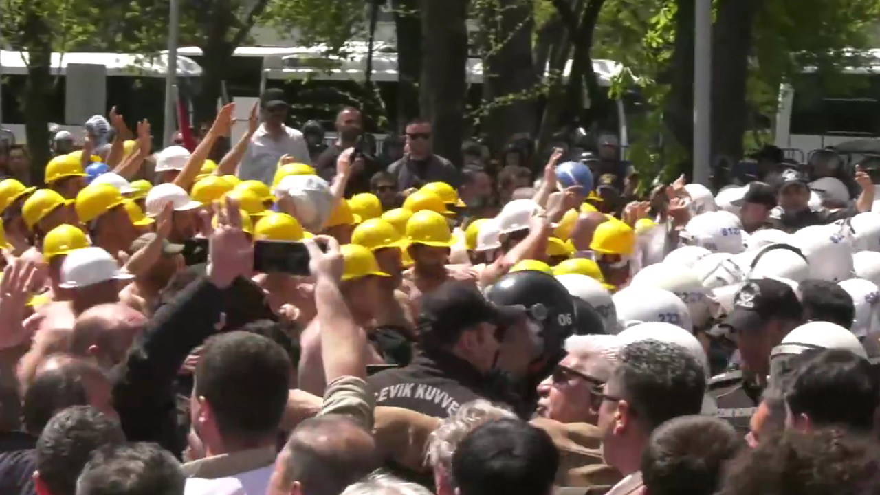 Ankara'da Bakanlığa yürümek isteyen maden işçilerine polis müdahalesi