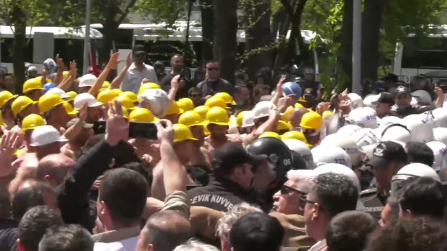 Ankara'da işçiler barikata yükleniyor