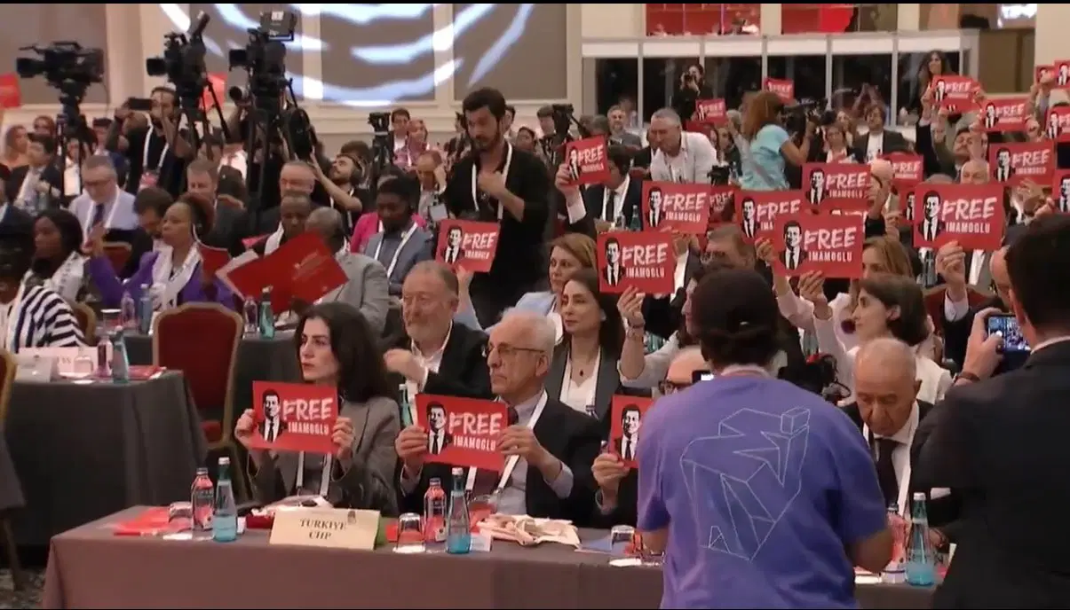 Hatimoğulları ve Temelli'nin pankartı kaldırmaması dikkat çekti