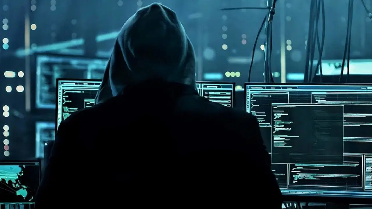 'Siyah şapkalı hacker' çetesine operasyon: Sosyal medyadan milyonlarca kişinin verilerini çalmışlar!