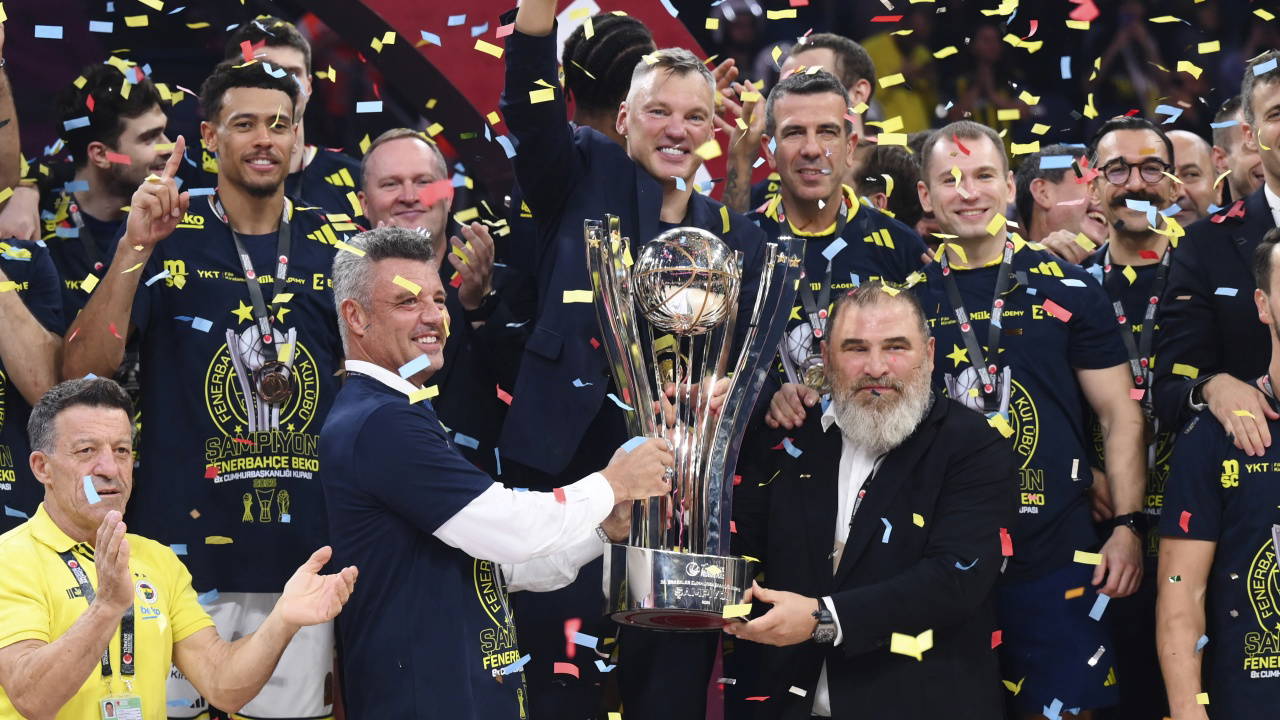 Dev finalde kazanan Fenerbahçe Beko: 8. kez kupayı müzesine götürdü!