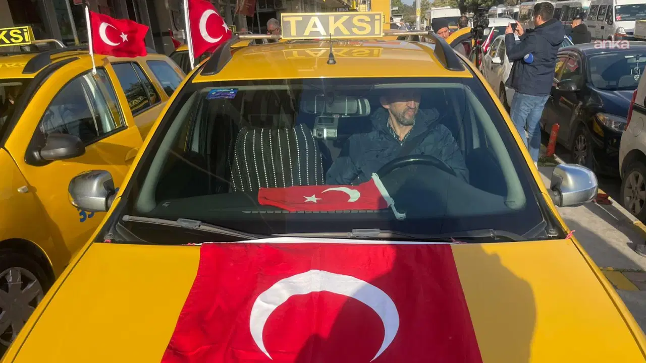 İzmir’de taksiciler Türk bayraklarıyla iş başı yaptı
