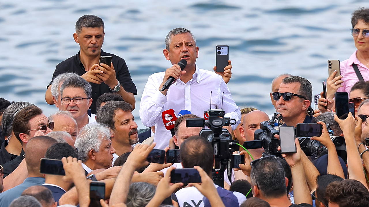 Özgür Özel, Zonguldak'ta konuştu: 'Eskimiş siyaseti geride bıraktık, bu yürüyüş yeni...'