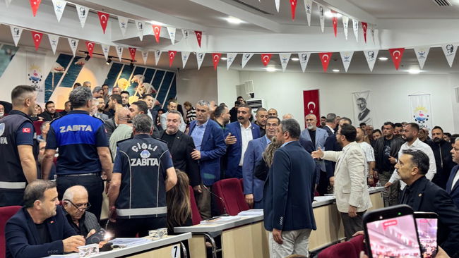 Çiğli Belediye Meclisi'nde gerginlik... 