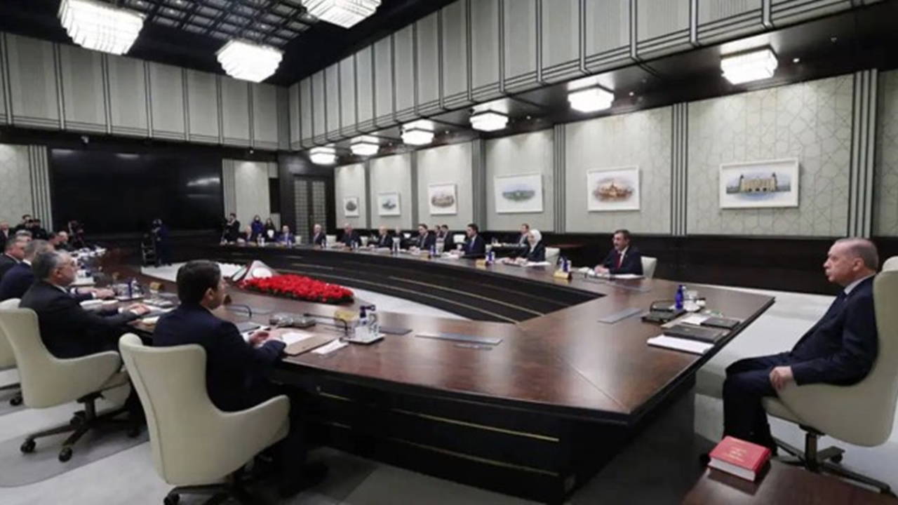 E-imza krizi, o Bakan'ın yerini sarsıyor