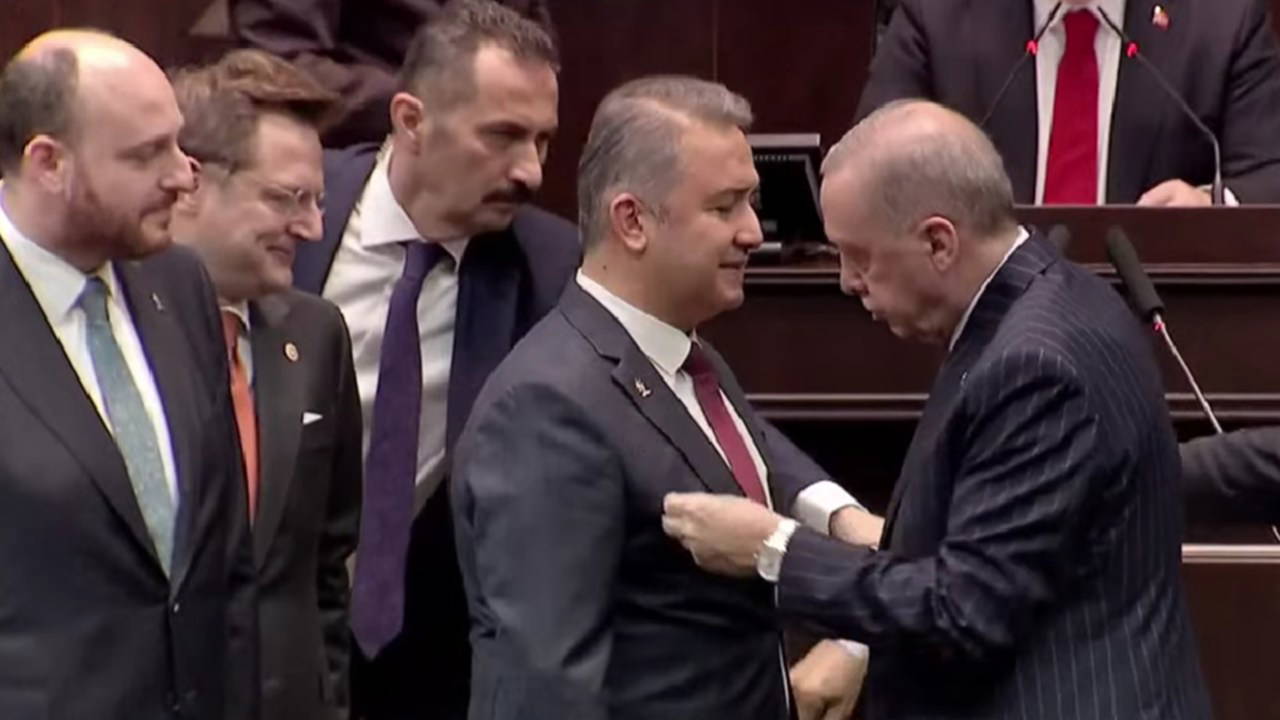 Erdoğan rozetlerini taktı: 3 vekil AKP'ye katıldı