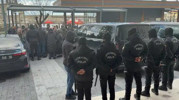 Babaanne ve iki torununu öldüren zanlı hakim karşısına çıktı: Duruşma sonrası ortalık karıştı!