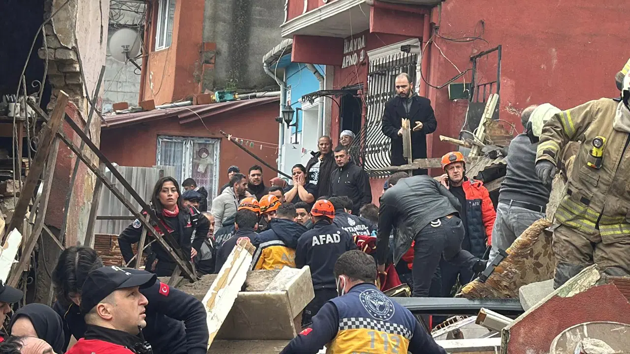 Son dakika... İstanbul Fatih'te bitişik 2 bina çöktü: Enkaz altında kalan 4 kişi kurtarıldı, 1 kişi aranıyor!