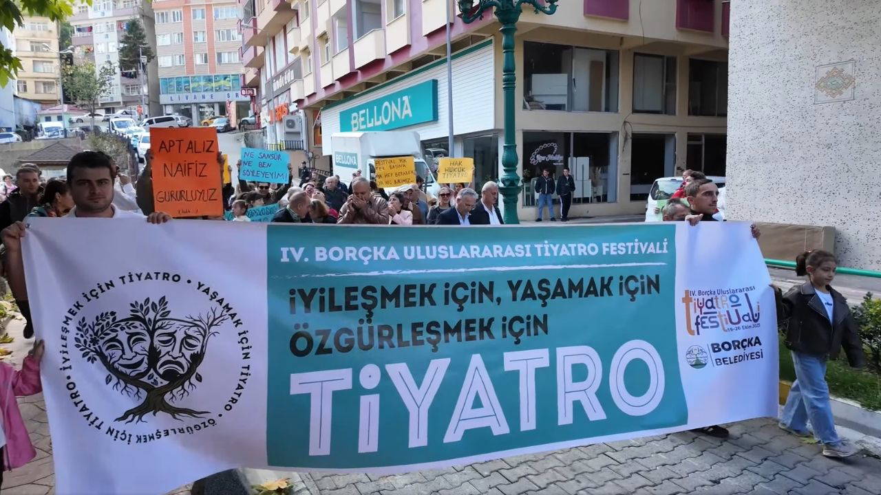 Borçka’da tiyatro: sahnelerin olmadığı yerde sahneler kuruldu